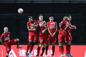 今年会官方入口-中超联赛新赛程对决展现球队实力对比，球迷热情高涨(中超联赛战况)