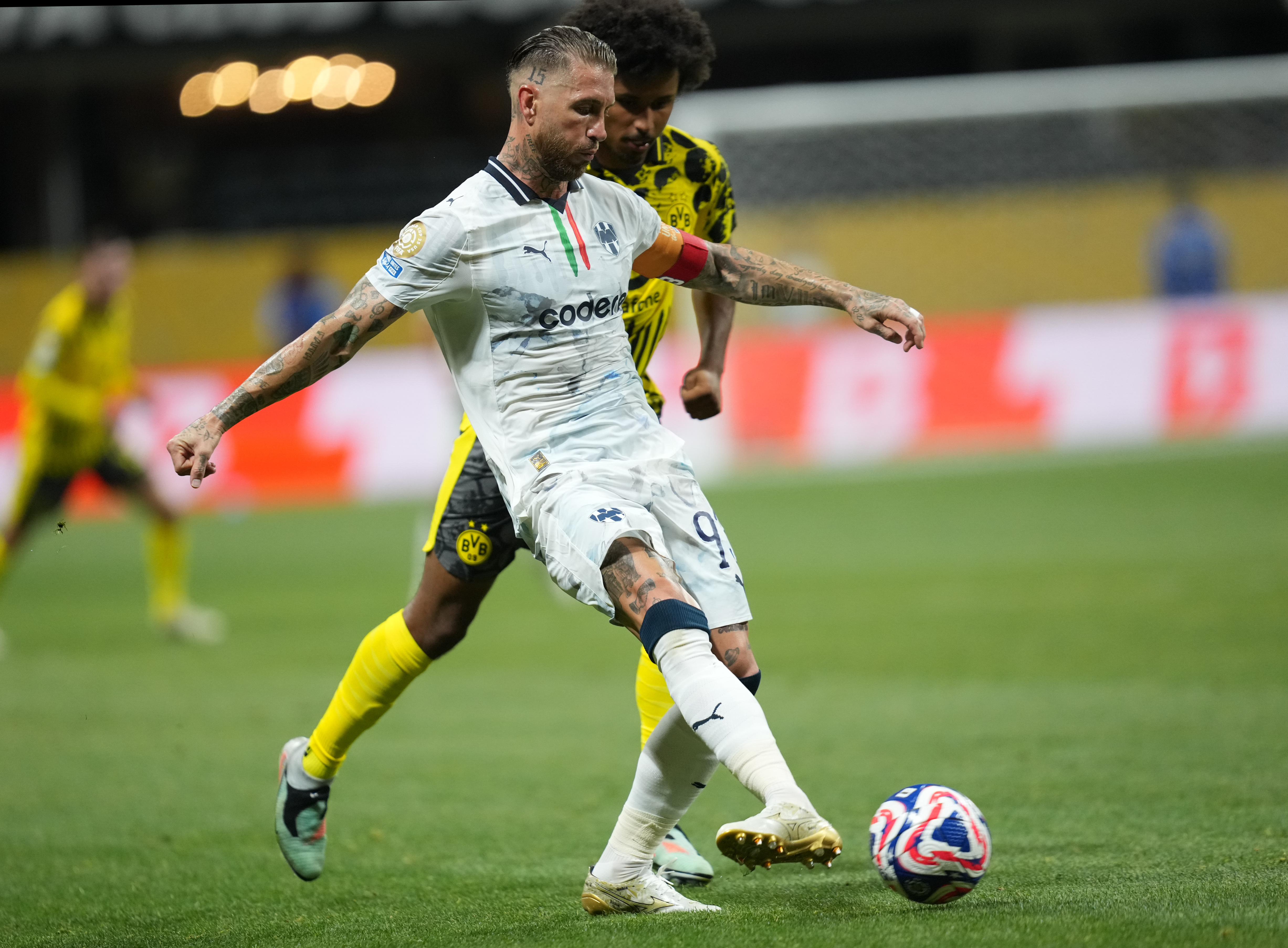 多特蒙德主场踢平对手，积分略显不足