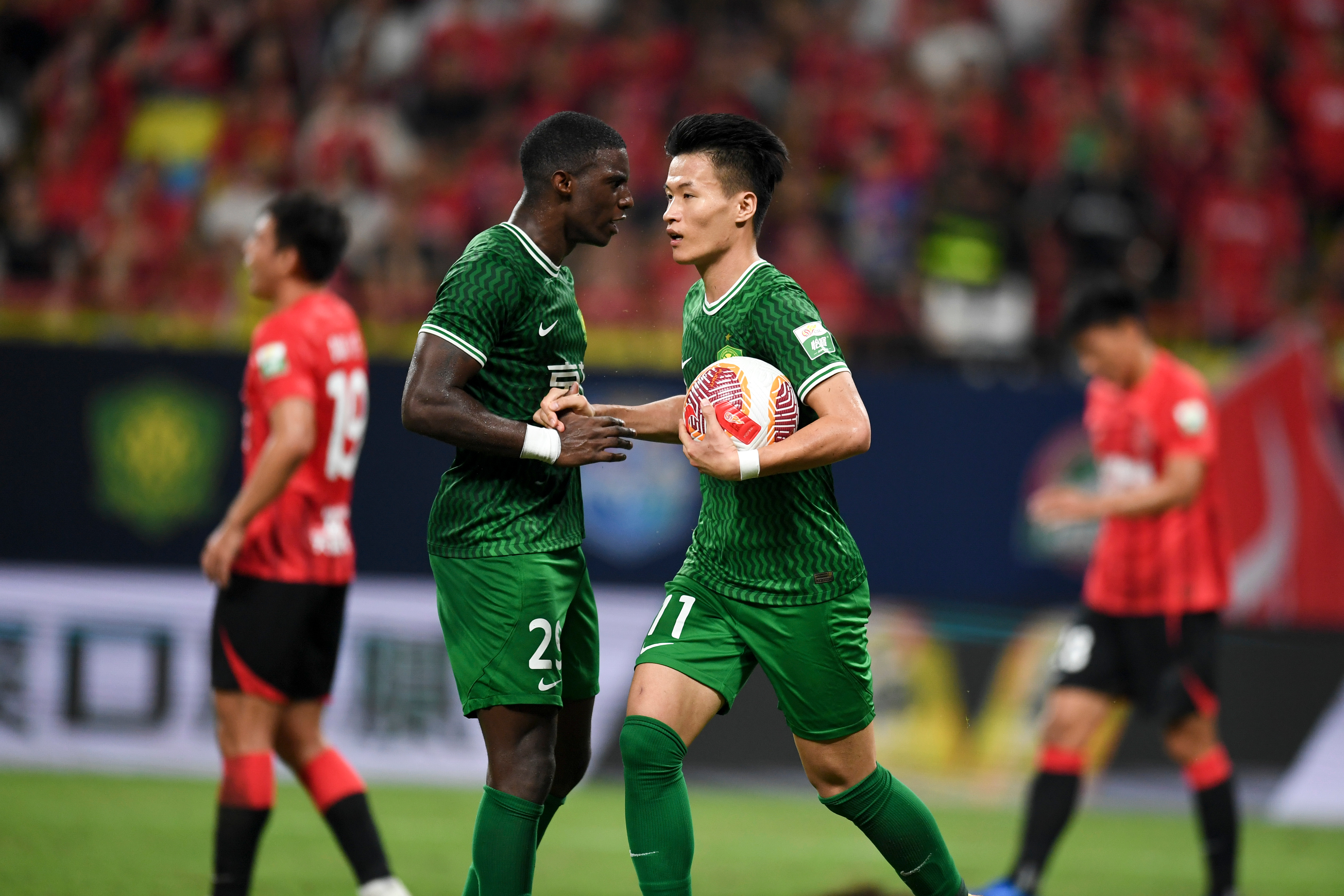 关于北京国安队成功击败对手，稳固联赛前景的信息